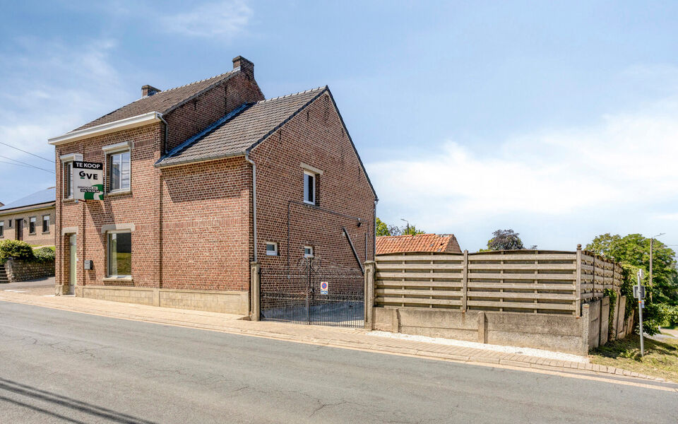 Ben je op zoek naar een woning met karakter &eacute;n mogelijkheden?
Dan is deze open bebouwing in het landelijke Kortenaken absoluut het ontdekken waard.

Deze charmante woning (ca. 214 m&sup2;), oorspronkelijk gebouwd rond 1907 en nadien stapsgewijs gerenoveerd, 