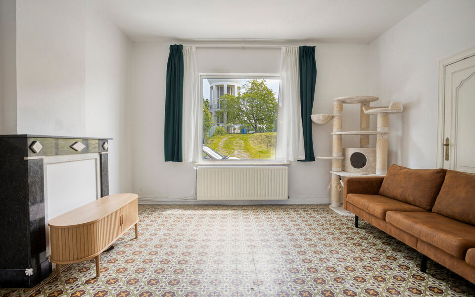 Ben je op zoek naar een woning met karakter &eacute;n mogelijkheden?
Dan is deze open bebouwing in het landelijke Kortenaken absoluut het ontdekken waard.

Deze charmante woning (ca. 214 m&sup2;), oorspronkelijk gebouwd rond 1907 en nadien stapsgewijs gerenoveerd, 