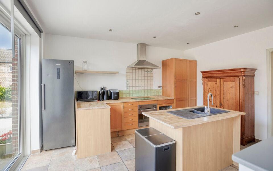 Ben je op zoek naar een woning met karakter &eacute;n mogelijkheden?
Dan is deze open bebouwing in het landelijke Kortenaken absoluut het ontdekken waard.

Deze charmante woning (ca. 214 m&sup2;), oorspronkelijk gebouwd rond 1907 en nadien stapsgewijs gerenoveerd, 