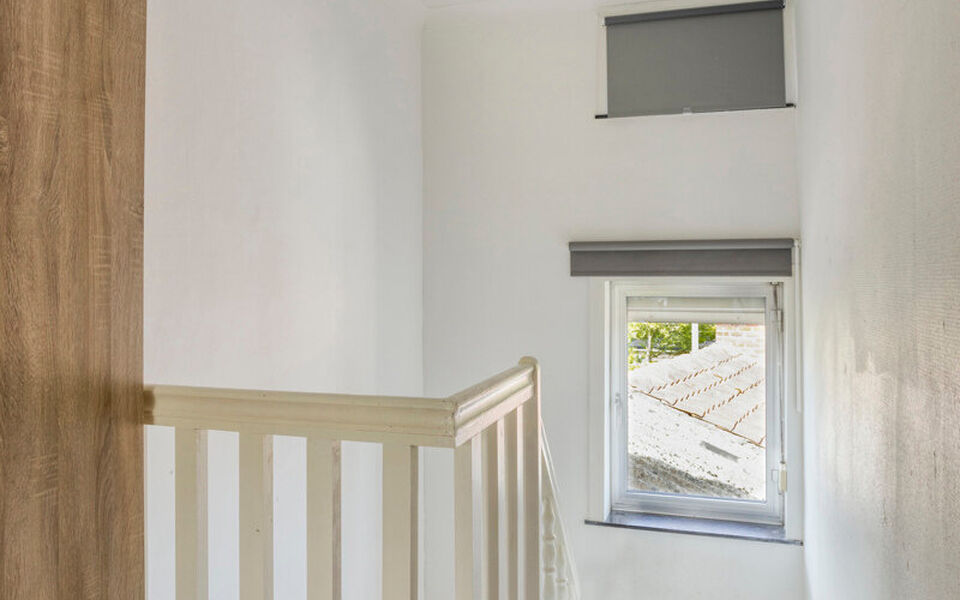 Ben je op zoek naar een woning met karakter &eacute;n mogelijkheden?
Dan is deze open bebouwing in het landelijke Kortenaken absoluut het ontdekken waard.

Deze charmante woning (ca. 214 m&sup2;), oorspronkelijk gebouwd rond 1907 en nadien stapsgewijs gerenoveerd, 
