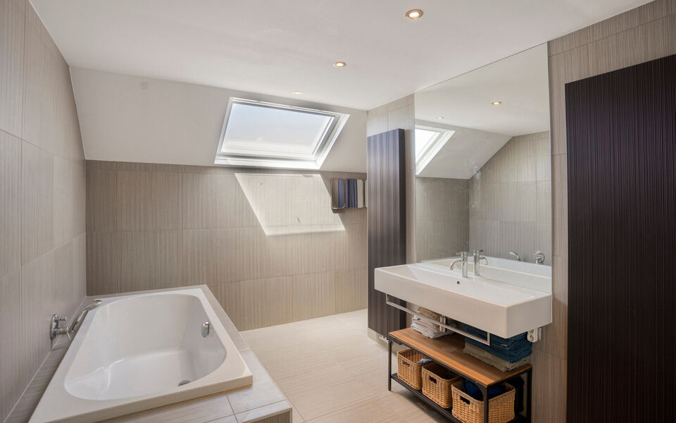 Ben je op zoek naar een woning met karakter &eacute;n mogelijkheden?
Dan is deze open bebouwing in het landelijke Kortenaken absoluut het ontdekken waard.

Deze charmante woning (ca. 214 m&sup2;), oorspronkelijk gebouwd rond 1907 en nadien stapsgewijs gerenoveerd, 