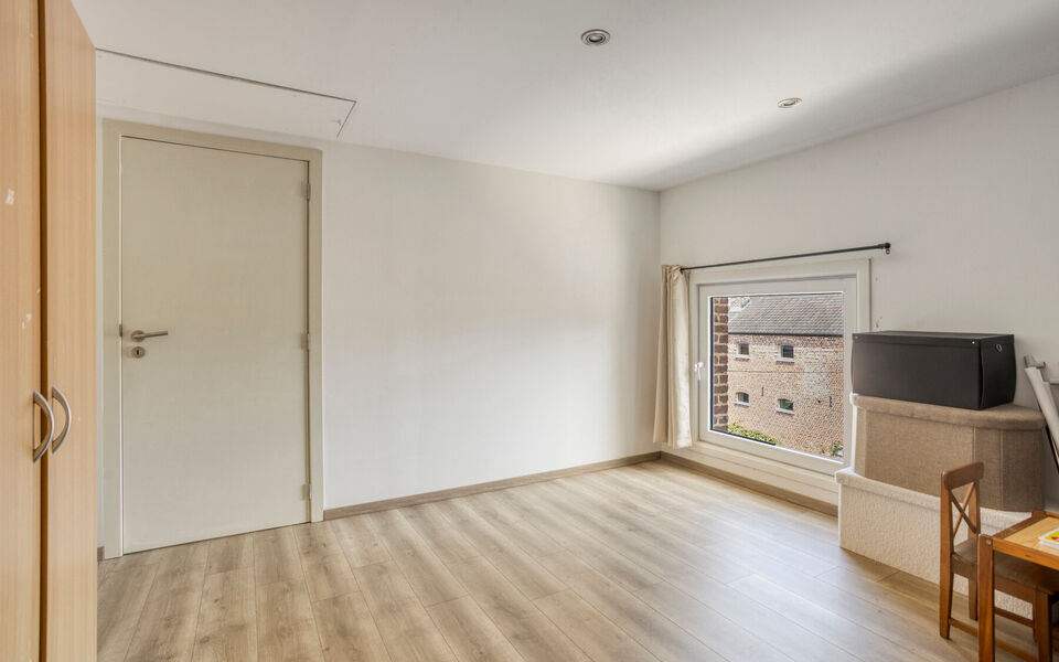 Ben je op zoek naar een woning met karakter &eacute;n mogelijkheden?
Dan is deze open bebouwing in het landelijke Kortenaken absoluut het ontdekken waard.

Deze charmante woning (ca. 214 m&sup2;), oorspronkelijk gebouwd rond 1907 en nadien stapsgewijs gerenoveerd, 