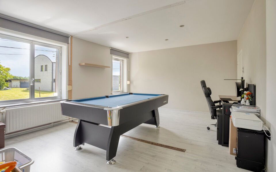 Ben je op zoek naar een woning met karakter &eacute;n mogelijkheden?
Dan is deze open bebouwing in het landelijke Kortenaken absoluut het ontdekken waard.

Deze charmante woning (ca. 214 m&sup2;), oorspronkelijk gebouwd rond 1907 en nadien stapsgewijs gerenoveerd, 