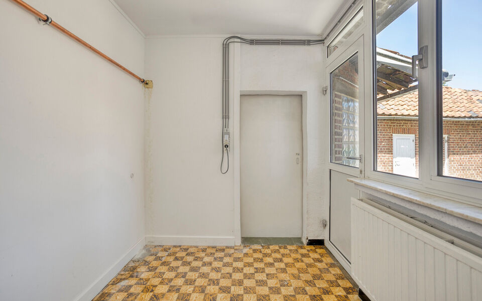 Ben je op zoek naar een woning met karakter &eacute;n mogelijkheden?
Dan is deze open bebouwing in het landelijke Kortenaken absoluut het ontdekken waard.

Deze charmante woning (ca. 214 m&sup2;), oorspronkelijk gebouwd rond 1907 en nadien stapsgewijs gerenoveerd, 