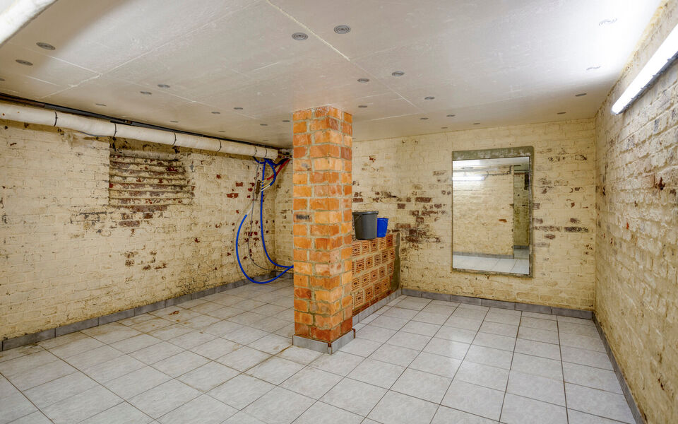 Ben je op zoek naar een woning met karakter &eacute;n mogelijkheden?
Dan is deze open bebouwing in het landelijke Kortenaken absoluut het ontdekken waard.

Deze charmante woning (ca. 214 m&sup2;), oorspronkelijk gebouwd rond 1907 en nadien stapsgewijs gerenoveerd, 