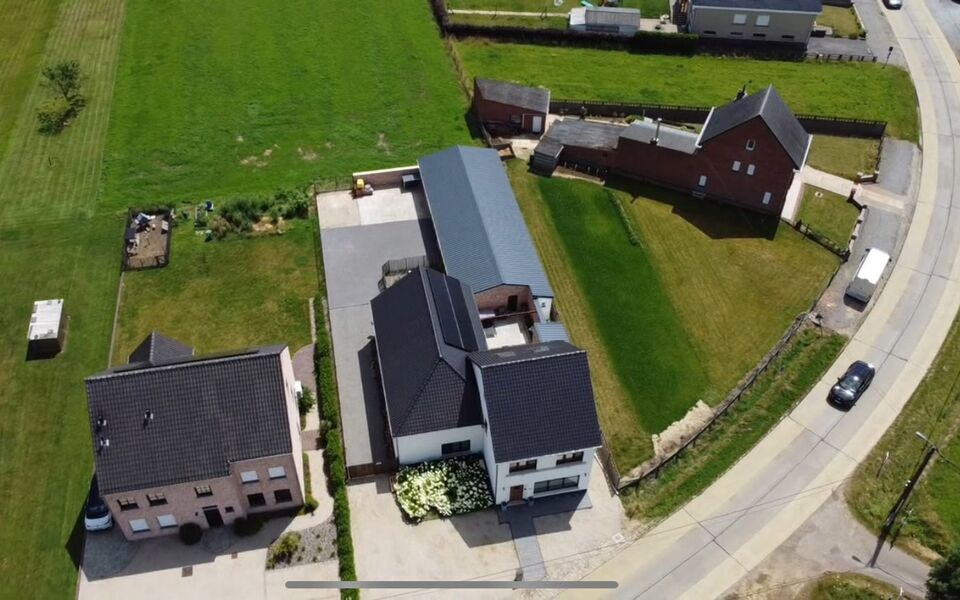 Ruime woning met loods van 140 m² in Rillaar – ideaal voor zelfstandigen
Op zoek naar een eigendom waar wonen en werken perfect gecombineerd worden?
Deze recent gerenoveerde woning met verzorgde loods in Rillaar biedt ruimte, comfort en tal van mogel