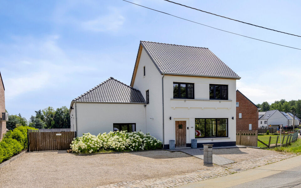 Ruime woning met loods van 140 m² in Rillaar – ideaal voor zelfstandigen
Op zoek naar een eigendom waar wonen en werken perfect gecombineerd worden?
Deze recent gerenoveerde woning met verzorgde loods in Rillaar biedt ruimte, comfort en tal van mogel