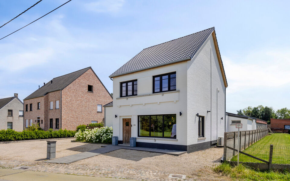 Ruime woning met loods van 140 m² in Rillaar – ideaal voor zelfstandigen
Op zoek naar een eigendom waar wonen en werken perfect gecombineerd worden?
Deze recent gerenoveerde woning met verzorgde loods in Rillaar biedt ruimte, comfort en tal van mogel