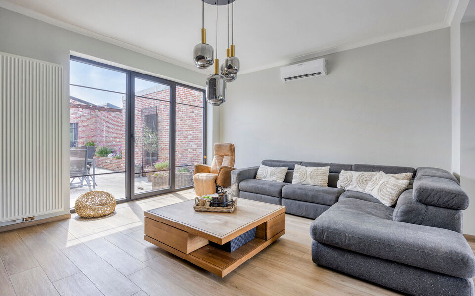Ruime woning met loods van 140 m² in Rillaar – ideaal voor zelfstandigen
Op zoek naar een eigendom waar wonen en werken perfect gecombineerd worden?
Deze recent gerenoveerde woning met verzorgde loods in Rillaar biedt ruimte, comfort en tal van mogel