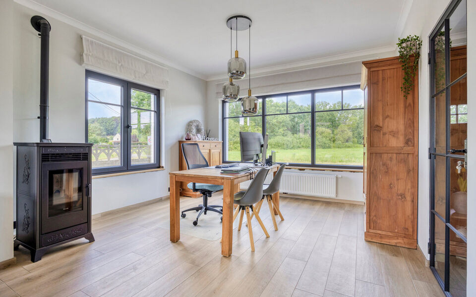 Ruime woning met loods van 140 m² in Rillaar – ideaal voor zelfstandigen
Op zoek naar een eigendom waar wonen en werken perfect gecombineerd worden?
Deze recent gerenoveerde woning met verzorgde loods in Rillaar biedt ruimte, comfort en tal van mogel