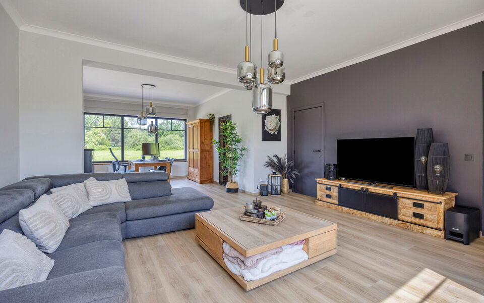 Ruime woning met loods van 140 m² in Rillaar – ideaal voor zelfstandigen
Op zoek naar een eigendom waar wonen en werken perfect gecombineerd worden?
Deze recent gerenoveerde woning met verzorgde loods in Rillaar biedt ruimte, comfort en tal van mogel
