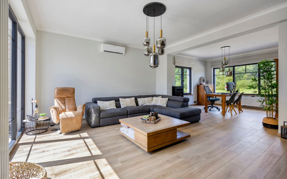 Ruime woning met loods van 140 m² in Rillaar – ideaal voor zelfstandigen
Op zoek naar een eigendom waar wonen en werken perfect gecombineerd worden?
Deze recent gerenoveerde woning met verzorgde loods in Rillaar biedt ruimte, comfort en tal van mogel