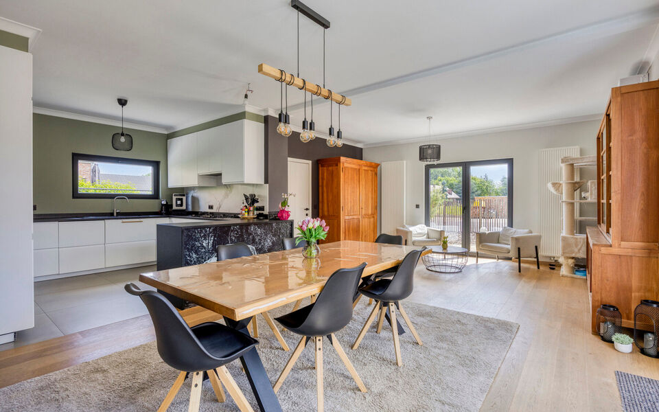 Ruime woning met loods van 140 m² in Rillaar – ideaal voor zelfstandigen
Op zoek naar een eigendom waar wonen en werken perfect gecombineerd worden?
Deze recent gerenoveerde woning met verzorgde loods in Rillaar biedt ruimte, comfort en tal van mogel