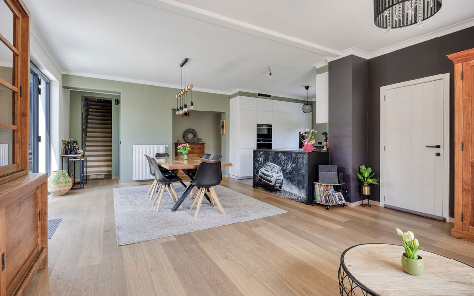 Ruime woning met loods van 140 m² in Rillaar – ideaal voor zelfstandigen
Op zoek naar een eigendom waar wonen en werken perfect gecombineerd worden?
Deze recent gerenoveerde woning met verzorgde loods in Rillaar biedt ruimte, comfort en tal van mogel