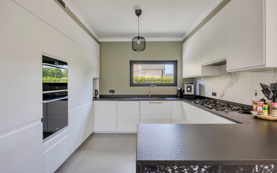 Ruime woning met loods van 140 m² in Rillaar – ideaal voor zelfstandigen
Op zoek naar een eigendom waar wonen en werken perfect gecombineerd worden?
Deze recent gerenoveerde woning met verzorgde loods in Rillaar biedt ruimte, comfort en tal van mogel