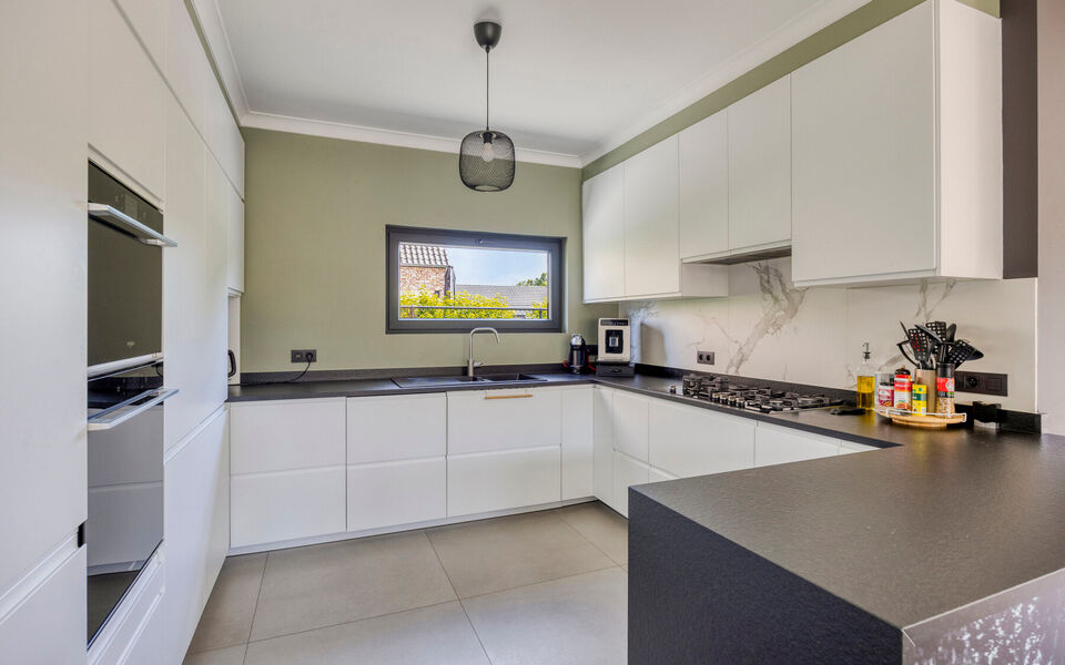 Ruime woning met loods van 140 m² in Rillaar – ideaal voor zelfstandigen
Op zoek naar een eigendom waar wonen en werken perfect gecombineerd worden?
Deze recent gerenoveerde woning met verzorgde loods in Rillaar biedt ruimte, comfort en tal van mogel
