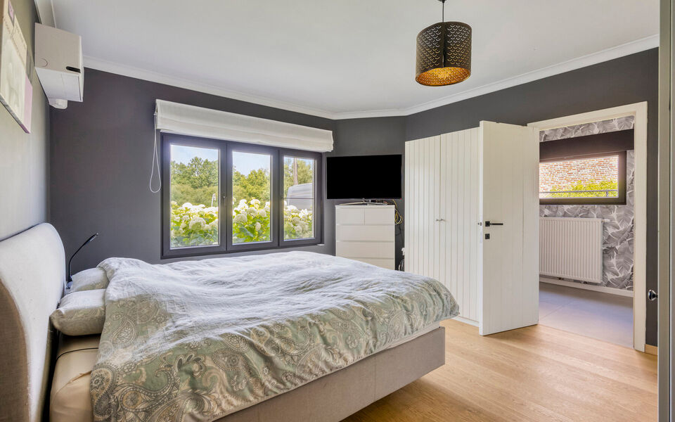 Ruime woning met loods van 140 m² in Rillaar – ideaal voor zelfstandigen
Op zoek naar een eigendom waar wonen en werken perfect gecombineerd worden?
Deze recent gerenoveerde woning met verzorgde loods in Rillaar biedt ruimte, comfort en tal van mogel