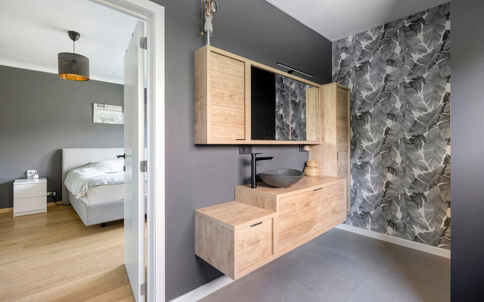 Ruime woning met loods van 140 m² in Rillaar – ideaal voor zelfstandigen
Op zoek naar een eigendom waar wonen en werken perfect gecombineerd worden?
Deze recent gerenoveerde woning met verzorgde loods in Rillaar biedt ruimte, comfort en tal van mogel