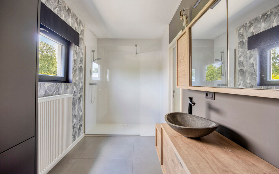 Ruime woning met loods van 140 m² in Rillaar – ideaal voor zelfstandigen
Op zoek naar een eigendom waar wonen en werken perfect gecombineerd worden?
Deze recent gerenoveerde woning met verzorgde loods in Rillaar biedt ruimte, comfort en tal van mogel