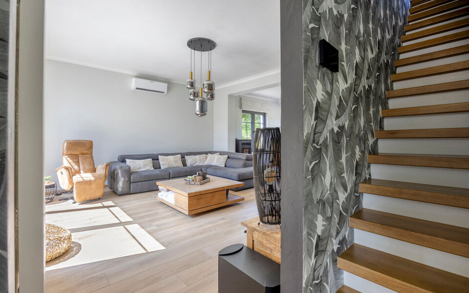 Ruime woning met loods van 140 m² in Rillaar – ideaal voor zelfstandigen
Op zoek naar een eigendom waar wonen en werken perfect gecombineerd worden?
Deze recent gerenoveerde woning met verzorgde loods in Rillaar biedt ruimte, comfort en tal van mogel