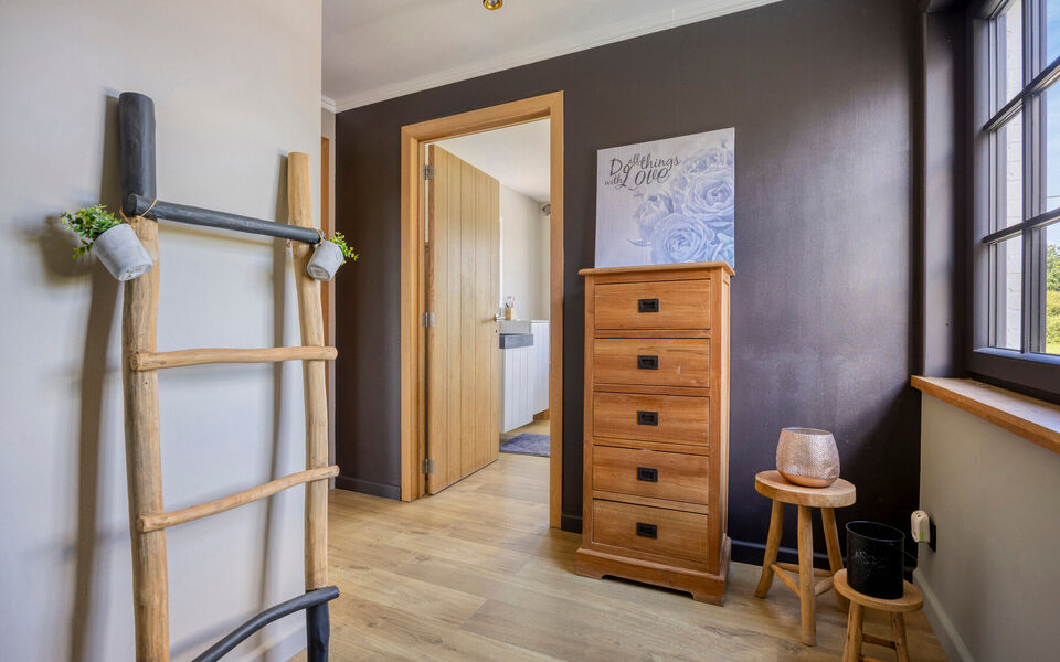 Ruime woning met loods van 140 m² in Rillaar – ideaal voor zelfstandigen
Op zoek naar een eigendom waar wonen en werken perfect gecombineerd worden?
Deze recent gerenoveerde woning met verzorgde loods in Rillaar biedt ruimte, comfort en tal van mogel