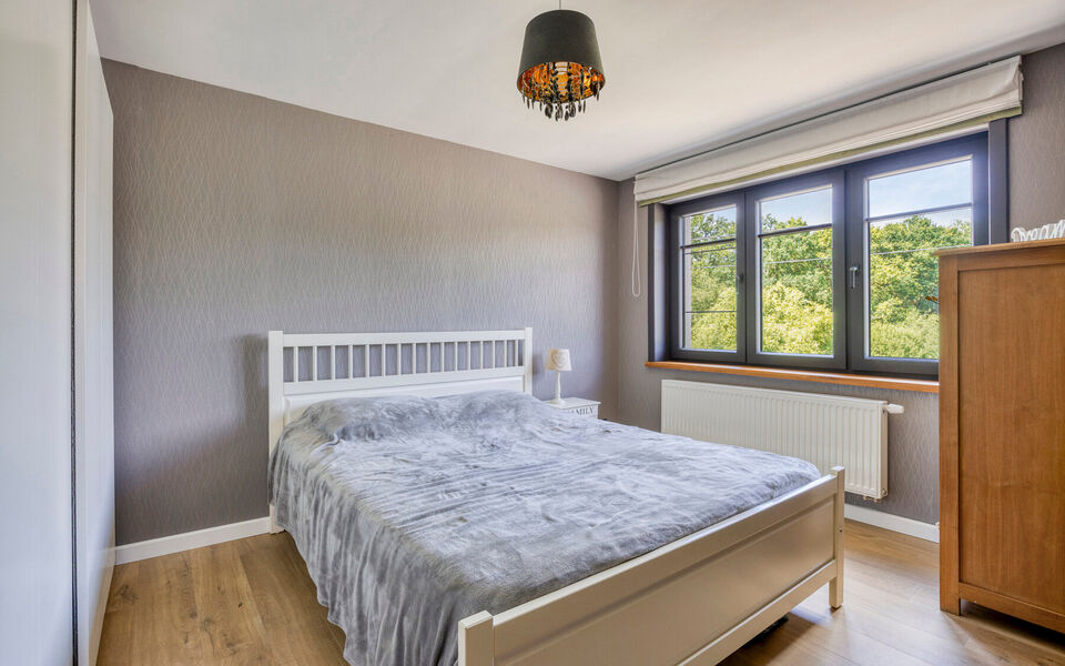 Ruime woning met loods van 140 m² in Rillaar – ideaal voor zelfstandigen
Op zoek naar een eigendom waar wonen en werken perfect gecombineerd worden?
Deze recent gerenoveerde woning met verzorgde loods in Rillaar biedt ruimte, comfort en tal van mogel