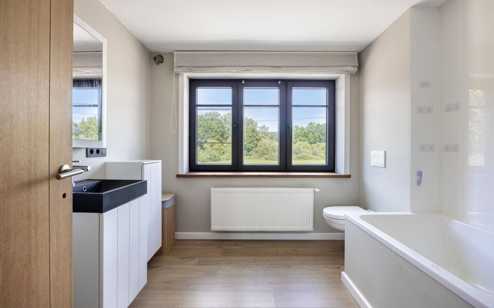Ruime woning met loods van 140 m² in Rillaar – ideaal voor zelfstandigen
Op zoek naar een eigendom waar wonen en werken perfect gecombineerd worden?
Deze recent gerenoveerde woning met verzorgde loods in Rillaar biedt ruimte, comfort en tal van mogel