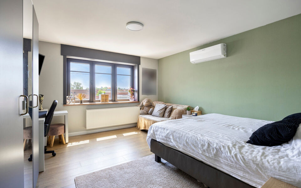 Ruime woning met loods van 140 m² in Rillaar – ideaal voor zelfstandigen
Op zoek naar een eigendom waar wonen en werken perfect gecombineerd worden?
Deze recent gerenoveerde woning met verzorgde loods in Rillaar biedt ruimte, comfort en tal van mogel