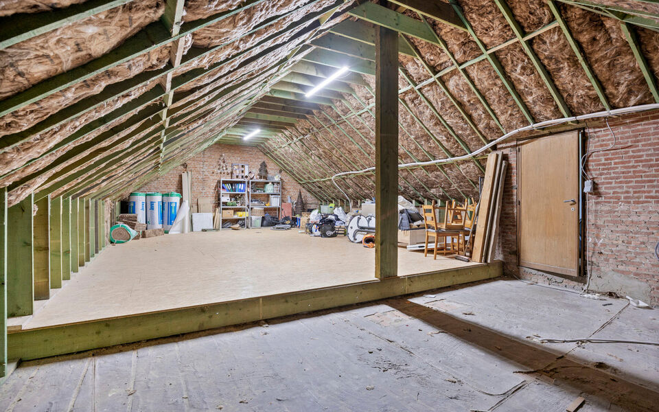 Ruime woning met loods van 140 m² in Rillaar – ideaal voor zelfstandigen
Op zoek naar een eigendom waar wonen en werken perfect gecombineerd worden?
Deze recent gerenoveerde woning met verzorgde loods in Rillaar biedt ruimte, comfort en tal van mogel