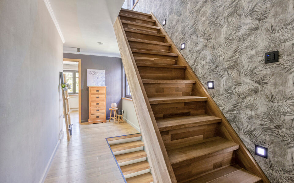 Ruime woning met loods van 140 m² in Rillaar – ideaal voor zelfstandigen
Op zoek naar een eigendom waar wonen en werken perfect gecombineerd worden?
Deze recent gerenoveerde woning met verzorgde loods in Rillaar biedt ruimte, comfort en tal van mogel