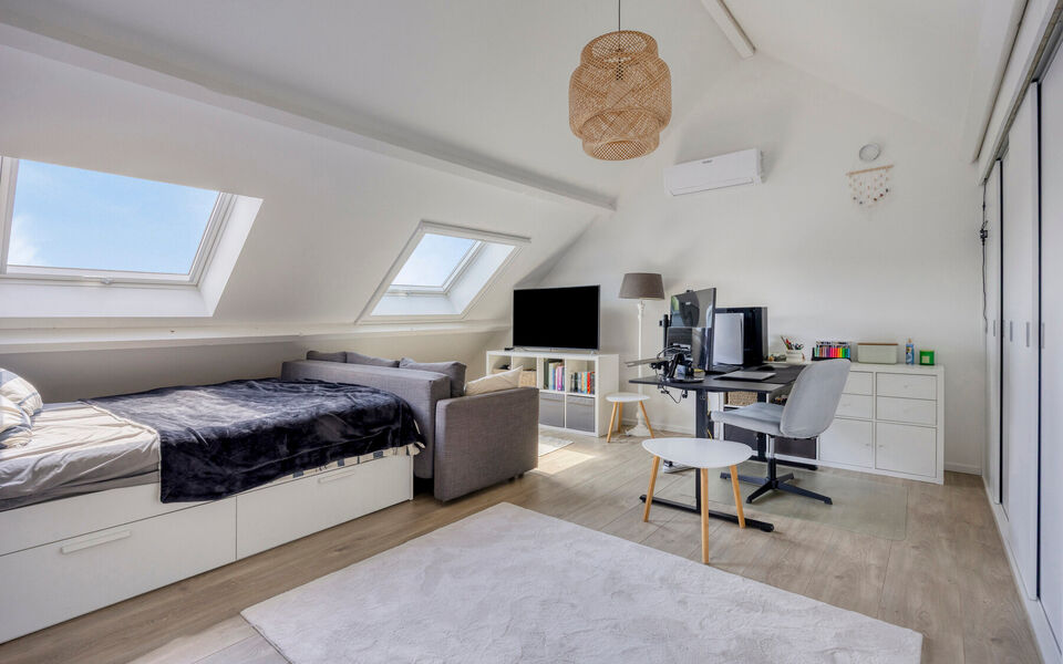 Ruime woning met loods van 140 m² in Rillaar – ideaal voor zelfstandigen
Op zoek naar een eigendom waar wonen en werken perfect gecombineerd worden?
Deze recent gerenoveerde woning met verzorgde loods in Rillaar biedt ruimte, comfort en tal van mogel
