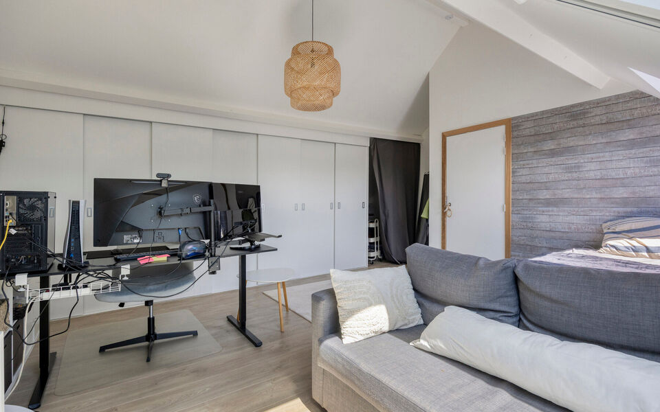 Ruime woning met loods van 140 m² in Rillaar – ideaal voor zelfstandigen
Op zoek naar een eigendom waar wonen en werken perfect gecombineerd worden?
Deze recent gerenoveerde woning met verzorgde loods in Rillaar biedt ruimte, comfort en tal van mogel