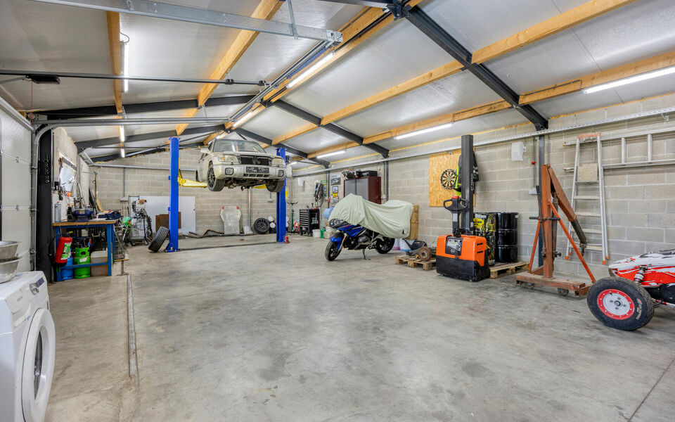 Ruime woning met loods van 140 m² in Rillaar – ideaal voor zelfstandigen
Op zoek naar een eigendom waar wonen en werken perfect gecombineerd worden?
Deze recent gerenoveerde woning met verzorgde loods in Rillaar biedt ruimte, comfort en tal van mogel