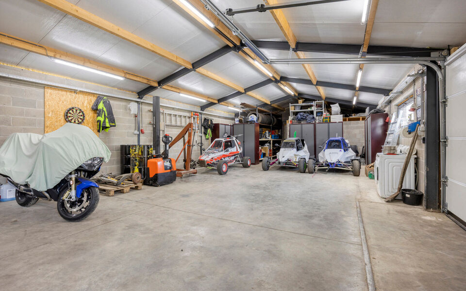 Ruime woning met loods van 140 m² in Rillaar – ideaal voor zelfstandigen
Op zoek naar een eigendom waar wonen en werken perfect gecombineerd worden?
Deze recent gerenoveerde woning met verzorgde loods in Rillaar biedt ruimte, comfort en tal van mogel