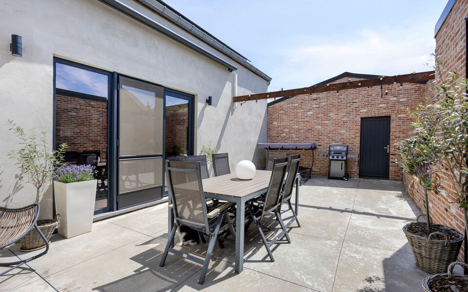 Ruime woning met loods van 140 m² in Rillaar – ideaal voor zelfstandigen
Op zoek naar een eigendom waar wonen en werken perfect gecombineerd worden?
Deze recent gerenoveerde woning met verzorgde loods in Rillaar biedt ruimte, comfort en tal van mogel