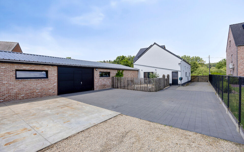 Ruime woning met loods van 140 m² in Rillaar – ideaal voor zelfstandigen
Op zoek naar een eigendom waar wonen en werken perfect gecombineerd worden?
Deze recent gerenoveerde woning met verzorgde loods in Rillaar biedt ruimte, comfort en tal van mogel