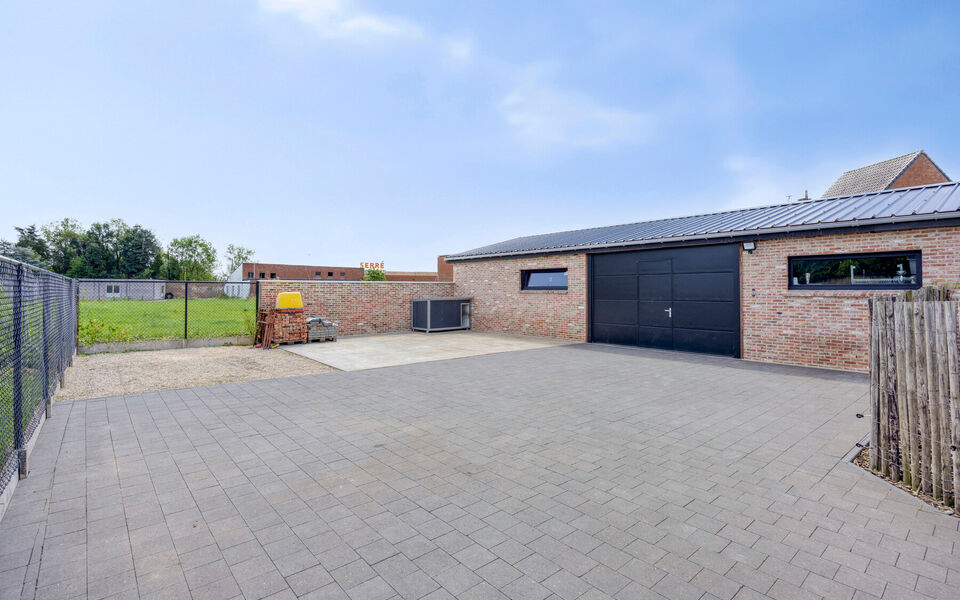 Ruime woning met loods van 140 m² in Rillaar – ideaal voor zelfstandigen
Op zoek naar een eigendom waar wonen en werken perfect gecombineerd worden?
Deze recent gerenoveerde woning met verzorgde loods in Rillaar biedt ruimte, comfort en tal van mogel