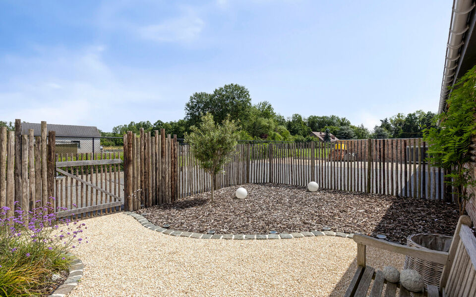 Ruime woning met loods van 140 m² in Rillaar – ideaal voor zelfstandigen
Op zoek naar een eigendom waar wonen en werken perfect gecombineerd worden?
Deze recent gerenoveerde woning met verzorgde loods in Rillaar biedt ruimte, comfort en tal van mogel