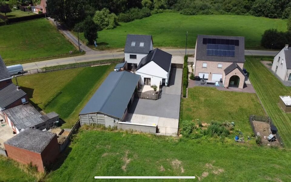 Ruime woning met loods van 140 m² in Rillaar – ideaal voor zelfstandigen
Op zoek naar een eigendom waar wonen en werken perfect gecombineerd worden?
Deze recent gerenoveerde woning met verzorgde loods in Rillaar biedt ruimte, comfort en tal van mogel