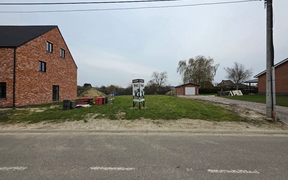 Op een rustige, groene locatie in Hoeleden bieden wij deze moderne nieuwbouwwoning aan op een perceel van 6a 29ca. Het ontwerp is een voorstel en kan volledig worden aangepast aan de wensen van de koper.

Troeven:

Open bebouwing met gevelbreedte 10,35 m
