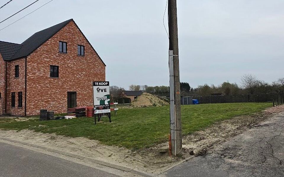 Op een rustige, groene locatie in Hoeleden bieden wij deze moderne nieuwbouwwoning aan op een perceel van 6a 29ca. Het ontwerp is een voorstel en kan volledig worden aangepast aan de wensen van de koper.

Troeven:

Open bebouwing met gevelbreedte 10,35 m
