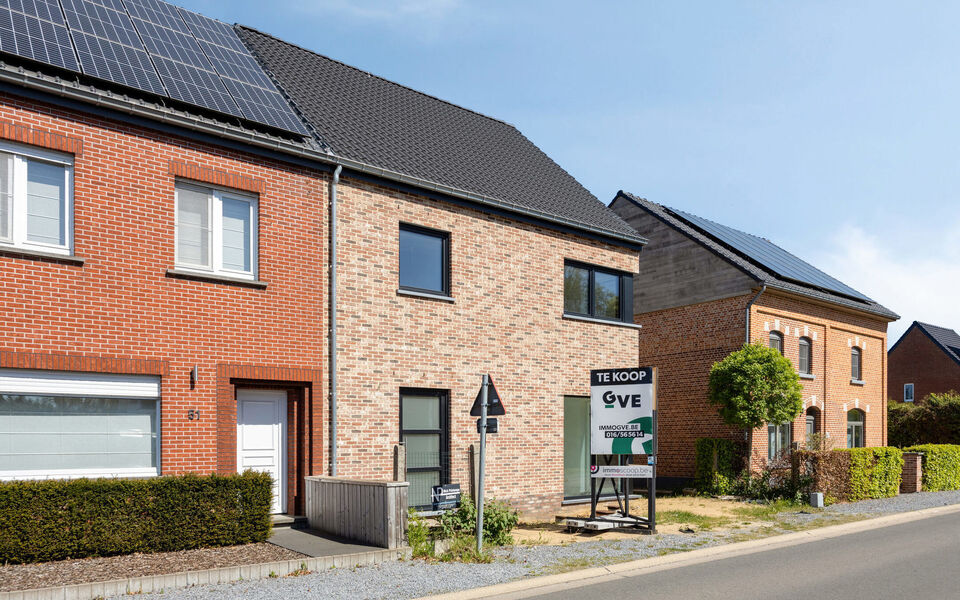 In een rustige, groene omgeving in Averbode vind je deze energiezuinige halfopen nieuwbouwwoning, momenteel ca. 80% afgewerkt. Ideaal voor wie nog eigen keuzes wil maken in afwerking, zonder het volledige nieuwbouwtraject te doorlopen.

De woning ligt op 