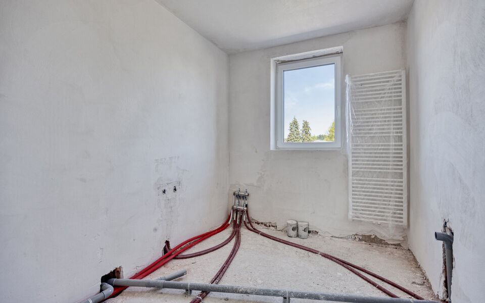 In een rustige, groene omgeving in Averbode vind je deze energiezuinige halfopen nieuwbouwwoning, momenteel ca. 80% afgewerkt. Ideaal voor wie nog eigen keuzes wil maken in afwerking, zonder het volledige nieuwbouwtraject te doorlopen.

De woning ligt op 
