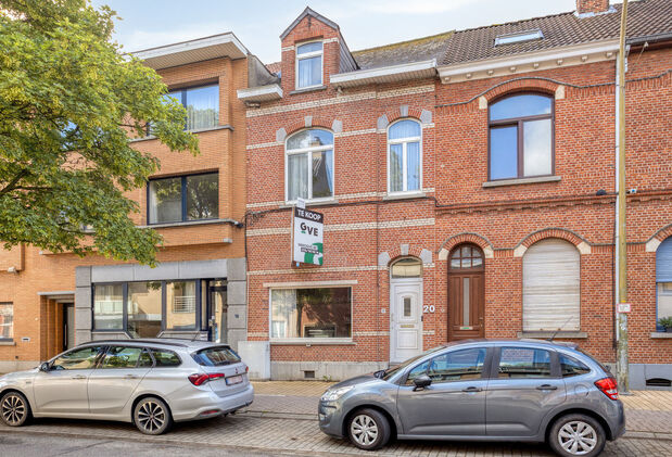 Te renoveren woning met veel potentieel op topligging in Aarschot
Op zoek naar een woning met karakter &eacute;n tal van mogelijkheden? Dan is deze gezinswoning op de Leuvensesteenweg 20 te Aarschot absoluut een bezoek waard!
Deze woning is centraal gelegen, op
