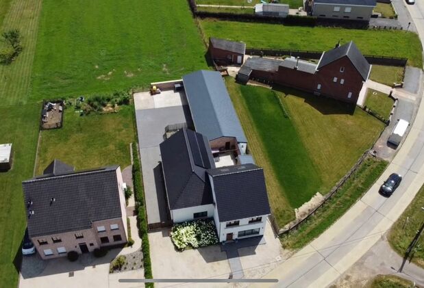 Ruime woning met loods van 140 m² in Rillaar – ideaal voor zelfstandigen
Op zoek naar een eigendom waar wonen en werken perfect gecombineerd worden?
Deze recent gerenoveerde woning met verzorgde loods in Rillaar biedt ruimte, comfort en tal van mogel