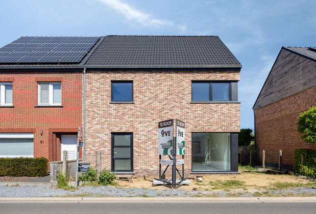 In een rustige, groene omgeving in Averbode vind je deze energiezuinige halfopen nieuwbouwwoning, momenteel ca. 80% afgewerkt. Ideaal voor wie nog eigen keuzes wil maken in afwerking, zonder het volledige nieuwbouwtraject te doorlopen.
De woning ligt op